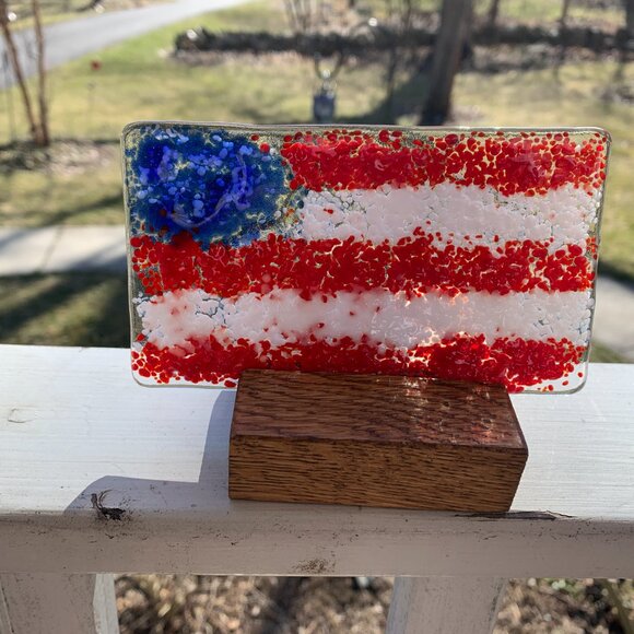 1138 USA FLAG ON WOOD BLOCK SUN CATCHER  RED WHITE & BLUE USA FLAG ON WOOD BLOCK - Picture 3 of 6